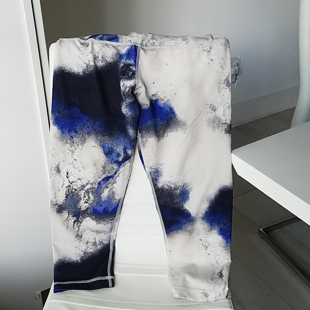 Lululemon Milky Way Wunder Under Crops size 6